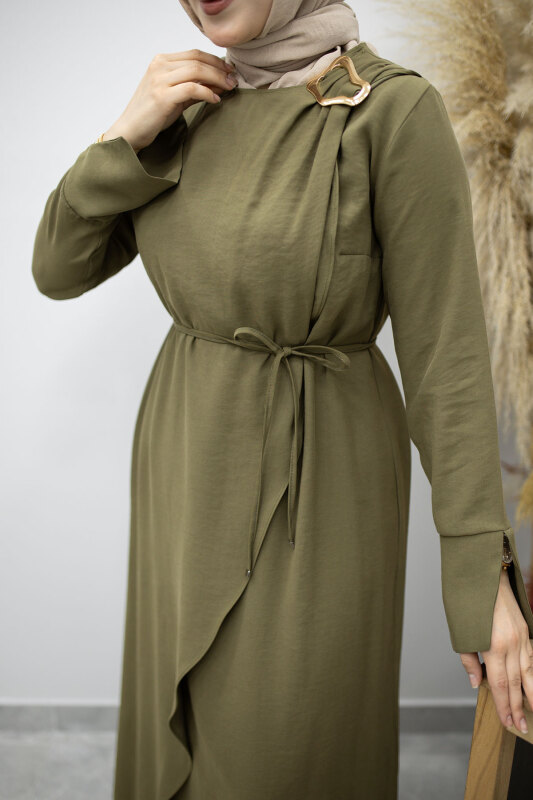 Broş Detaylı Kuşaklı Elbise TSD260198 Haki - 4