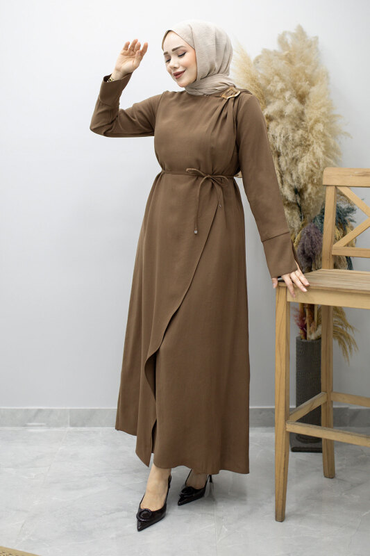 Broş Detaylı Kuşaklı Elbise TSD260198 Kahverengi - 1