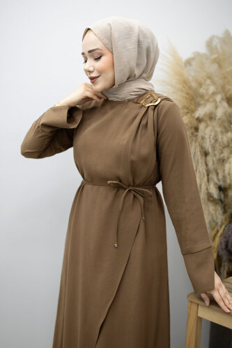 Broş Detaylı Kuşaklı Elbise TSD260198 Kahverengi - 2