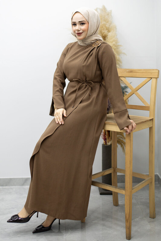 Broş Detaylı Kuşaklı Elbise TSD260198 Kahverengi - 3