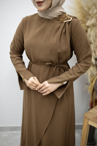 Broş Detaylı Kuşaklı Elbise TSD260198 Kahverengi - 4