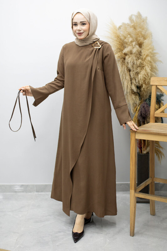 Broş Detaylı Kuşaklı Elbise TSD260198 Kahverengi - 5