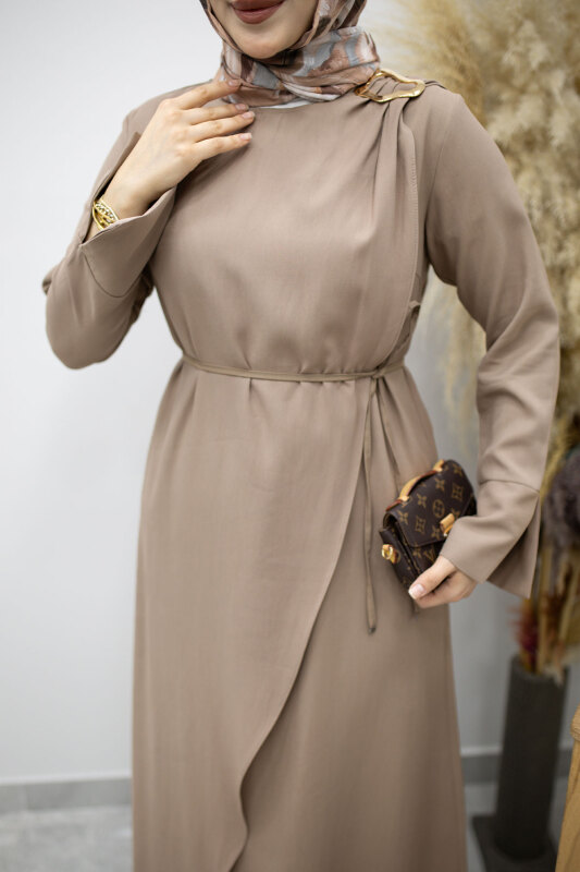 Broş Detaylı Kuşaklı Elbise TSD260198 Vizon - 4